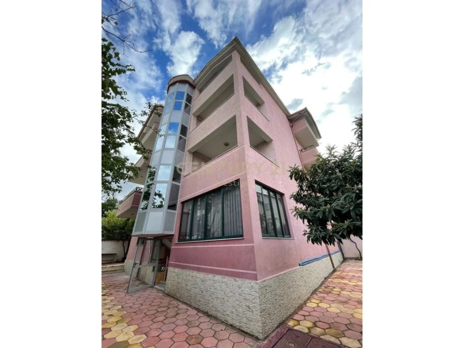 Tirane, jepet me qera Vile 5+1+Aneks+Ballkon Kati 3, 488 m² 2.800 € (vilat gjermane)