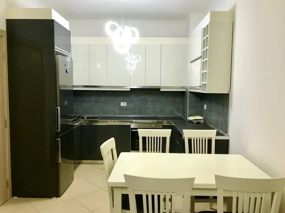 Tirane, jepet me qera apartament 1+1+Ballkon Kati 3, 70 m² 600 € (golden parku)