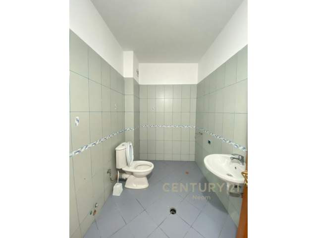 Tirane, jepet me qera zyre Kati 2, 135 m² 600 Euro (Liqeni i Thatë)