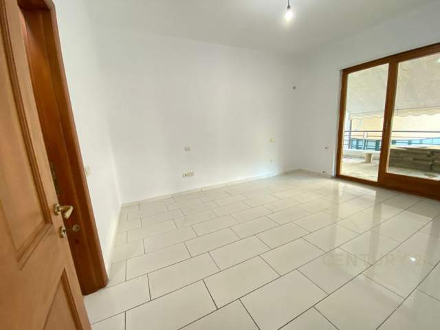 Tirane, jepet me qera zyre Kati 2, 135 m² 600 Euro (Liqeni i Thatë)