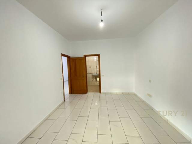 Tirane, jepet me qera zyre Kati 2, 135 m² 600 Euro (Liqeni i Thatë)