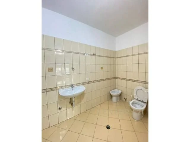 Tirane, jepet me qera apartament 2+1+BLK Kati 1, 135 m² 600 Euro (Liqeni i Thate)