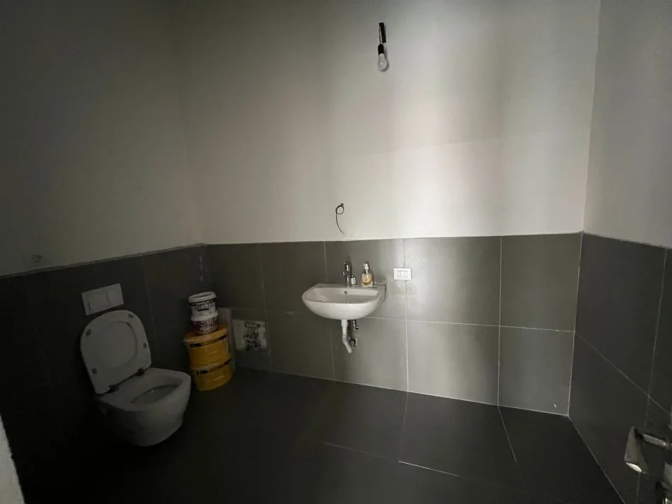 Tirane, jepet me qera ambjent biznesi Kati 0, 65 m² 600 € (Xhamllik)