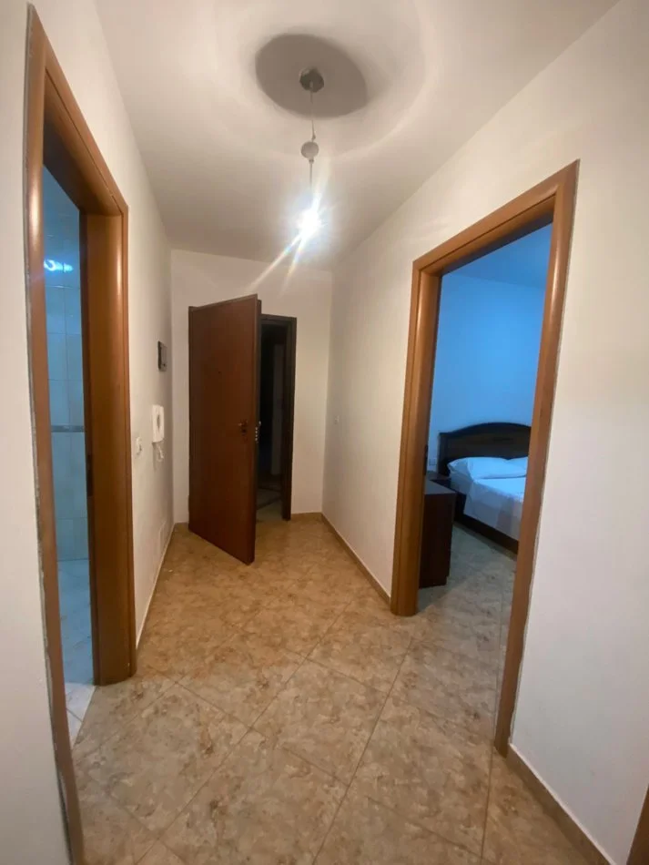 Tirane, jepet me qera apartament 2+1+Ballkon Kati 4, 400 m² 400 € (rruga 5 Maj)