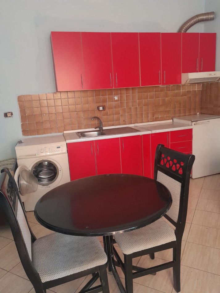 Tirane, jap me qera garsonier 1+1 Kati 2, 30 m² 250 € (Rruga kavajes)
