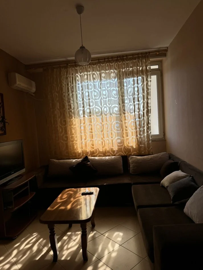 Tirane, jepet me qera apartament 1+1+Ballkon Kati 5, 60 m² 400 € (rruga Jordan Misja)