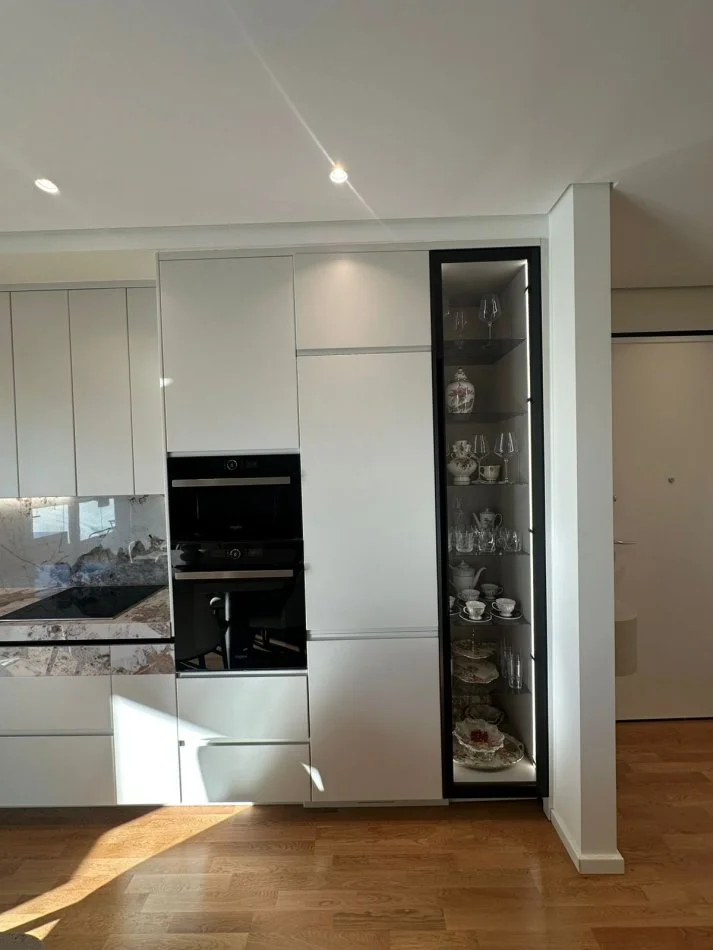 Tirane, jepet me qera apartament 3+1 Kati 3, 150 m² 2.300 € (TEG)