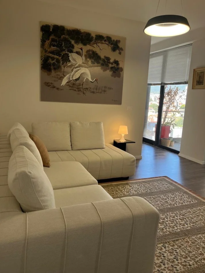 Tirane, jepet me qera apartament 2+1 Kati 4, 146 m² 1.350 € (Vila Goldi)