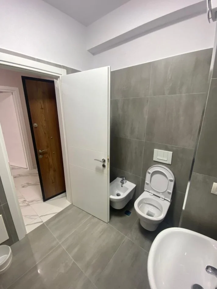 Tirane, jepet me qera apartament 1+1 Kati 4, 75 m² 450 € (Astir)