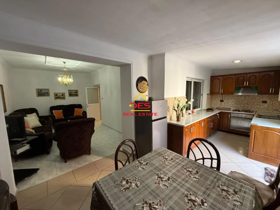 Vlore, jepet me qera apartament 2+1+Ballkon Kati 1, 80 m² 350 € (Rruga Sadik Zotaj)