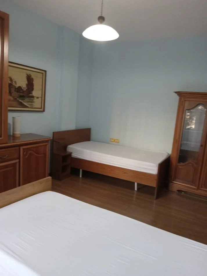Tirane, jepet me qera shtepi 2+1+Ballkon Kati 2, 120 m² 600 € (rruga Nikolla Lena)