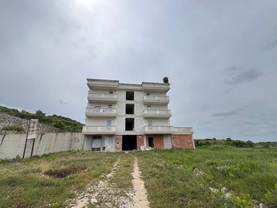 Tirane, shitet godina 16.000 m² 3.500.000 € (Maminas-Rruga e Shilores)