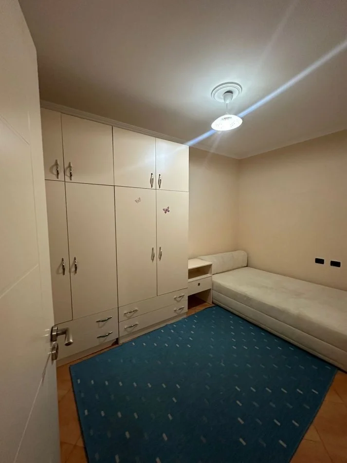 Tirane, jepet me qera apartament 2+1+Aneks+Ballkon Kati 5, 85 m² 550 € (Rruga Kavajes)