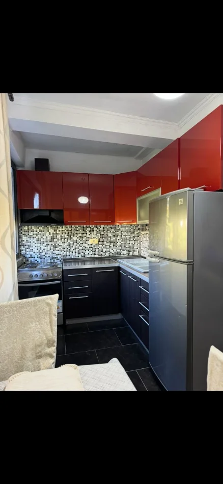 Tirane, jepet me qera apartament 2+1 Kati 5, 100 m² 600 € (Bar Oslo Rruga Bardhyl)