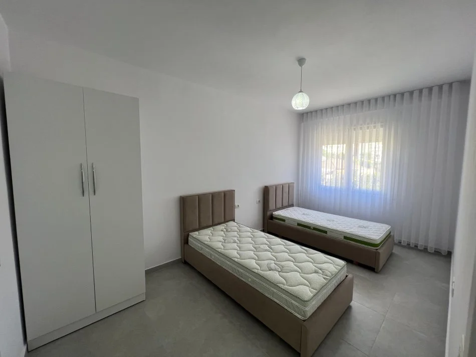 Tirane, jepet me qera apartament 2+1 Kati 1, 95 m² 600 € (Rruga 5 Maj)