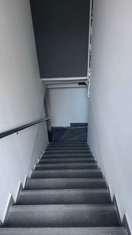 Tirane, jepet me qera dyqan Kati 0, 105 m² 1.700 € 