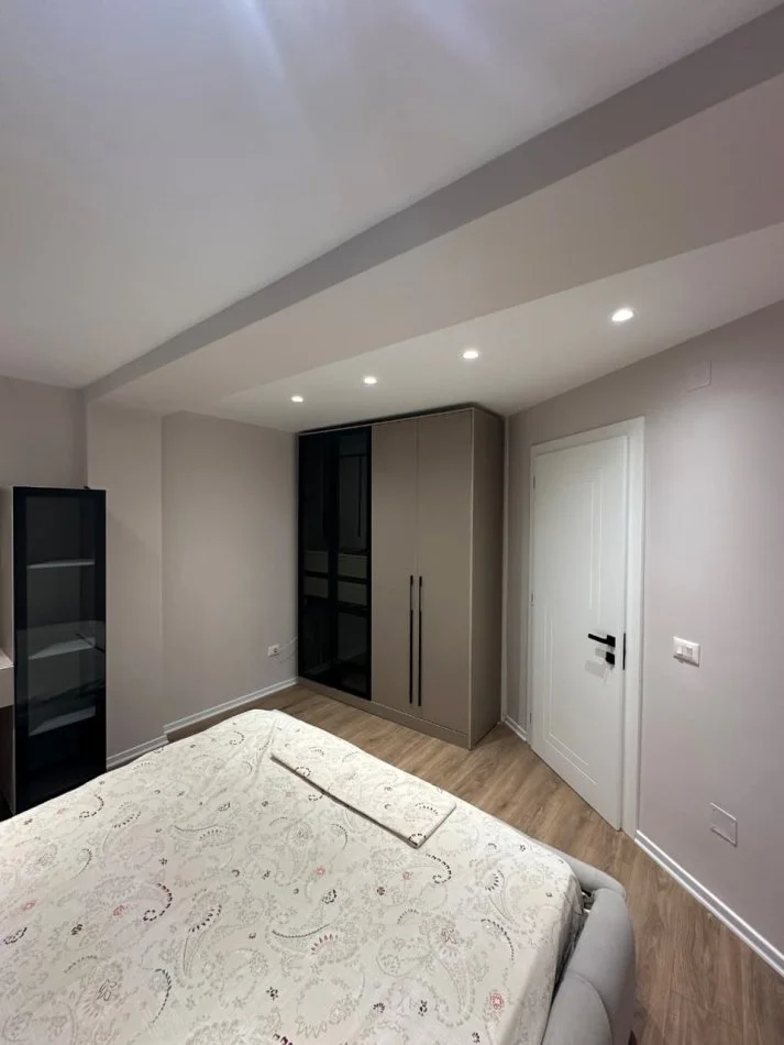Tirane, jepet me qera apartament 2+1+Ballkon Kati 4, 90 m² 800 € (Bulevardi Zogu I)