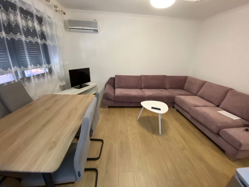 Tirane, jepet me qera apartament 1+1+Ballkon Kati 1, 65 m² 600 € (Myslym Shyri te karburant kastrati afer shkolles Faik Konica)