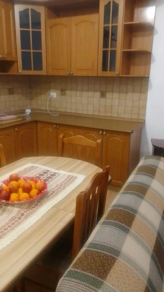 Tirane, jepet me qera apartament 1+1 Kati 3, 60 m² 350 € (Rruga Bajram Allaraj, pran Kompleksi Grand.)