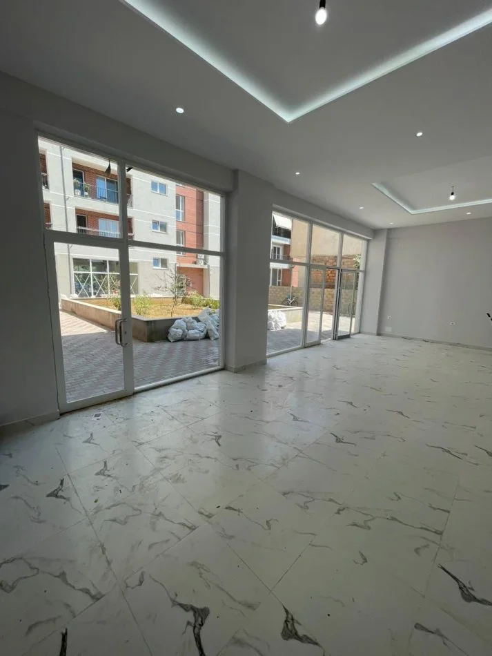 Tirane, jepet me qera dyqan Kati 0, 80 m² 800 € 