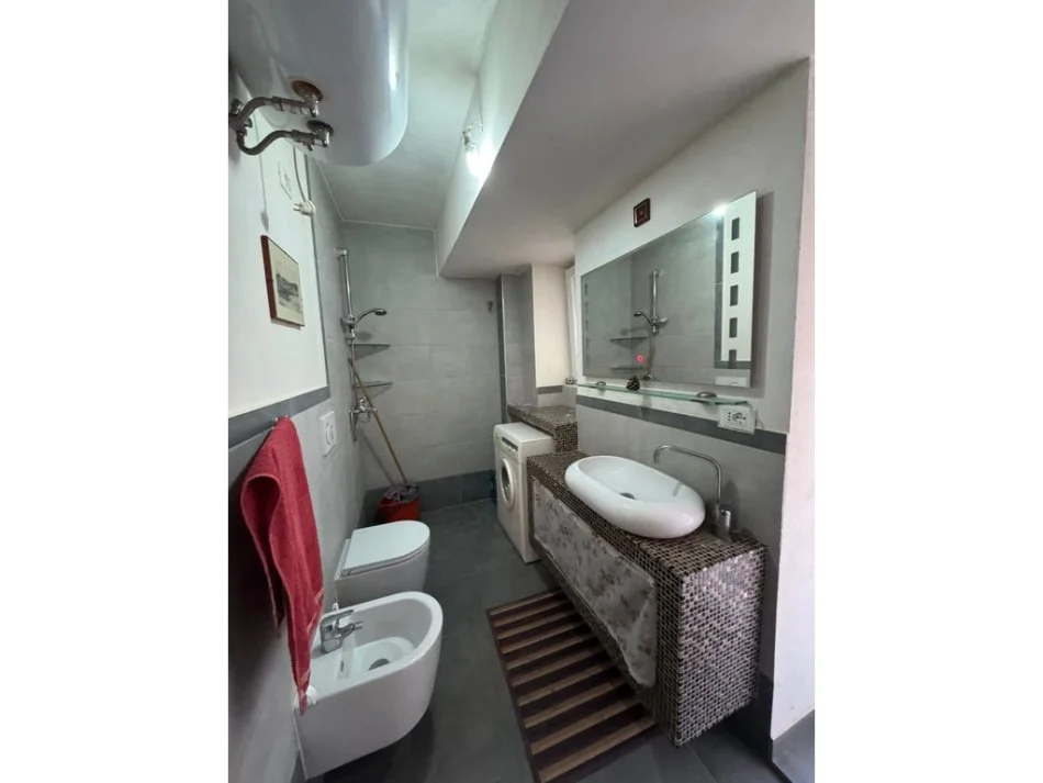 Tirane, jepet me qera apartament 1+1 Kati 2, 60 m² 450 € (Ambasades Amerikane)