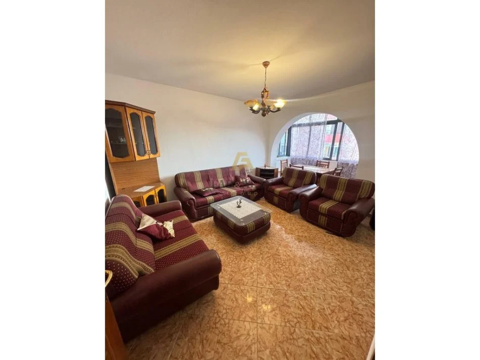 Tirane, jepet me qera apartament 1+1 Kati 5, 370 € (Kinostudio)