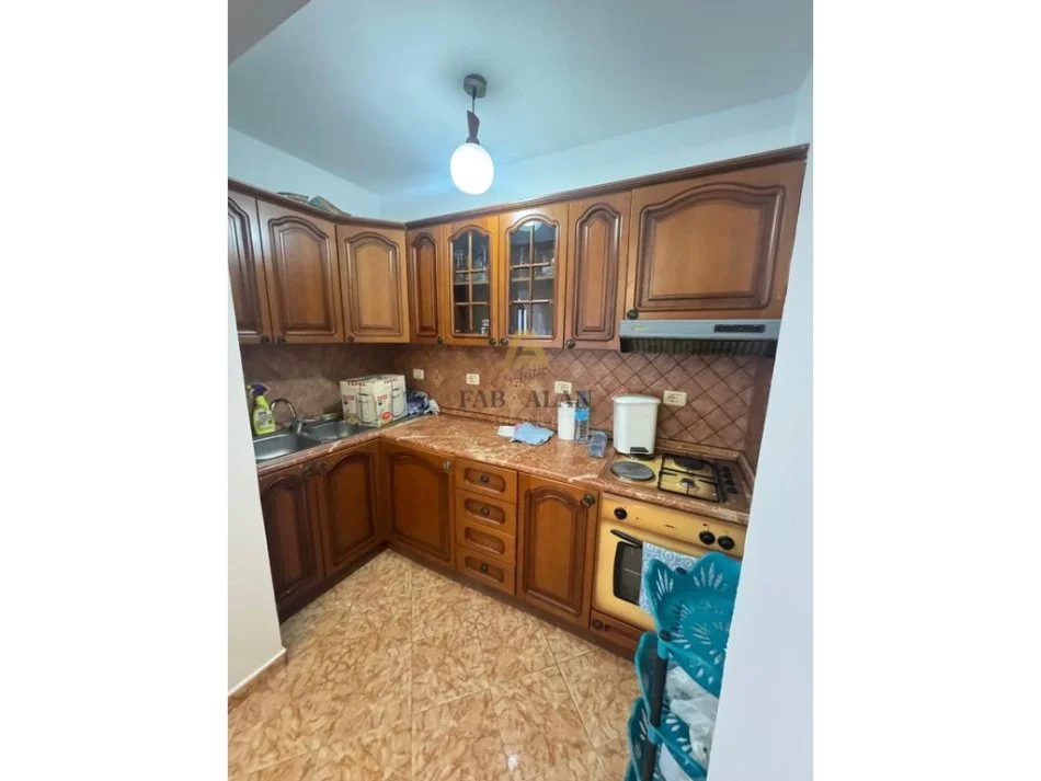 Tirane, jepet me qera apartament 1+1 Kati 5, 370 € (Kinostudio)