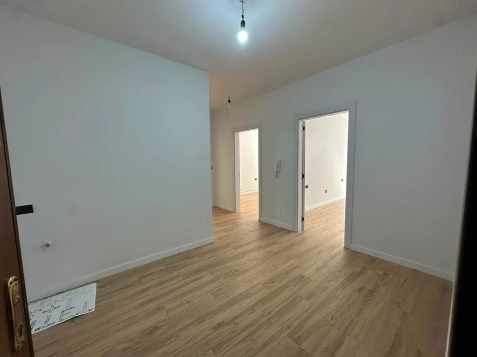 Tirane, shitet apartament 2+1+Ballkon Kati 1, 109 m² 195.000 € (Rruga Eshref Frasheri)