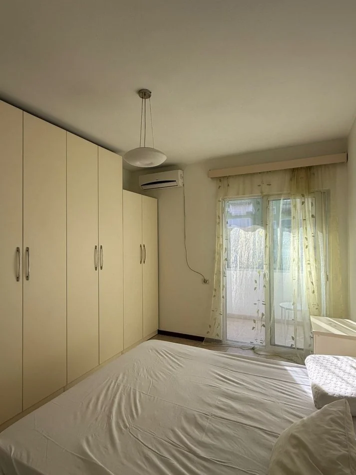Tirane, jepet me qera apartament 2+1 Kati 4, 90 m² 750 € (Bllok)