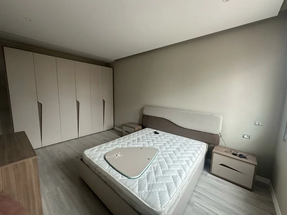 jepet me qera apartament 1+1+Ballkon Kati 5, 75 m² 500 € (Rruga 5 Maji)