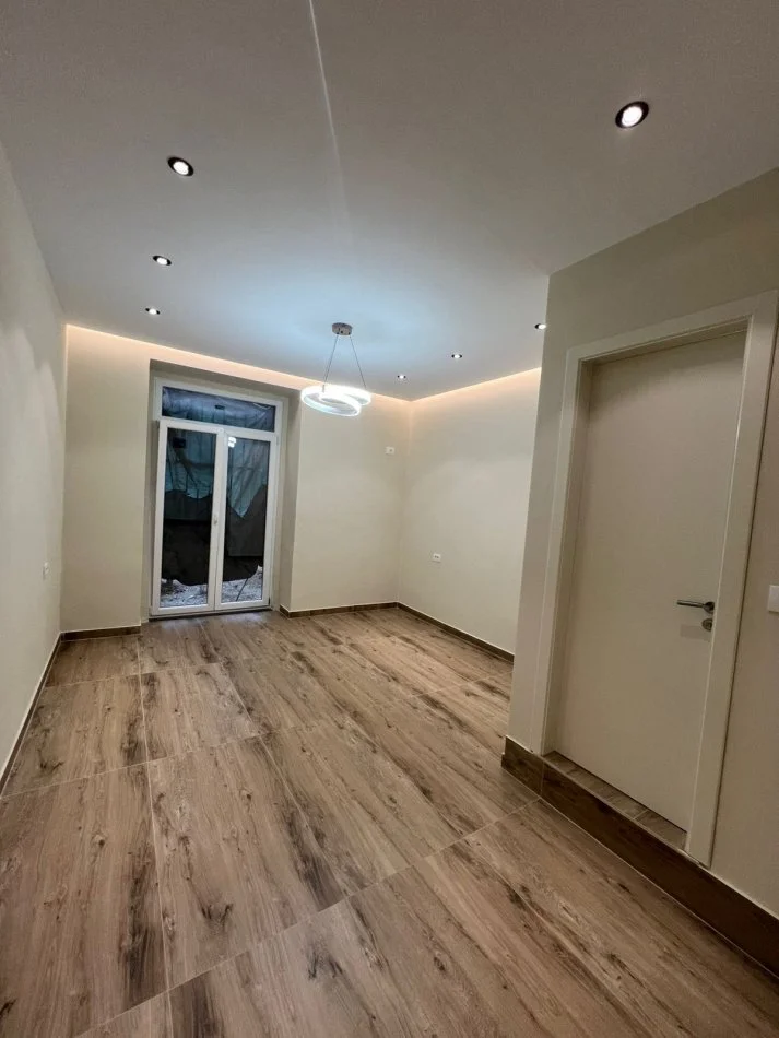 Tirane, jepet me qera apartament 1+1 Kati 1, 650 € 