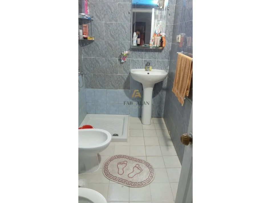 Tirane, jepet me qera apartament 1+1 Kati 3, 500 € (Rruga Bardhyl)