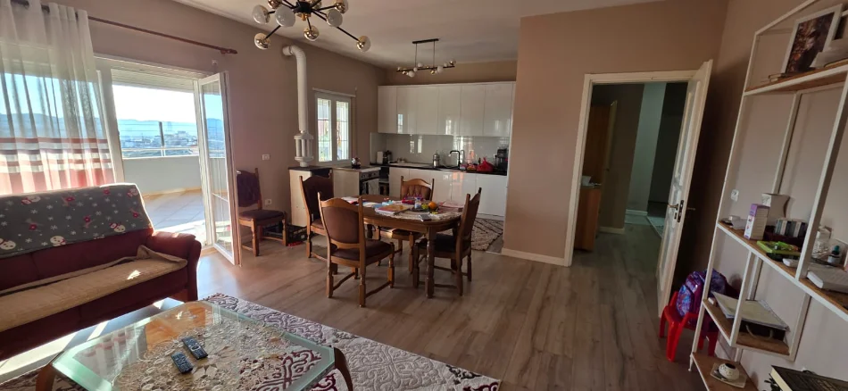 Tirane, shitet apartament 3+1 Kati 4, 260 m² 227.000 € (Fresku)