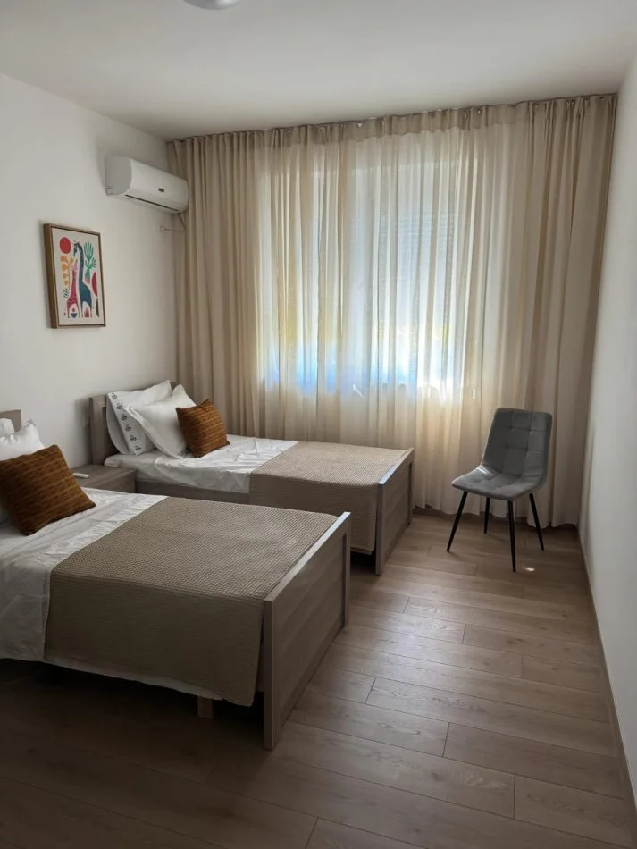 Tirane, jepet me qera apartament 2+1+Aneks+Ballkon Kati 2, 90 m² 950 € 