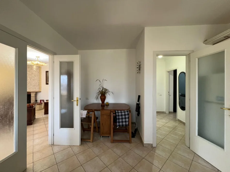 Tirane, jepet me qera apartament 2+1+Ballkon Kati 10, 140 m² 750 € (Shkolla Sami Frasheri, Rruga Barrikadave)