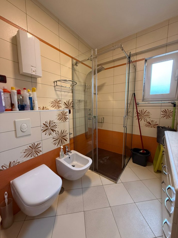 Tirane, jepet me qera apartament 3+1+Ballkon Kati 4, 140 m² 2.000 € (Blloku)