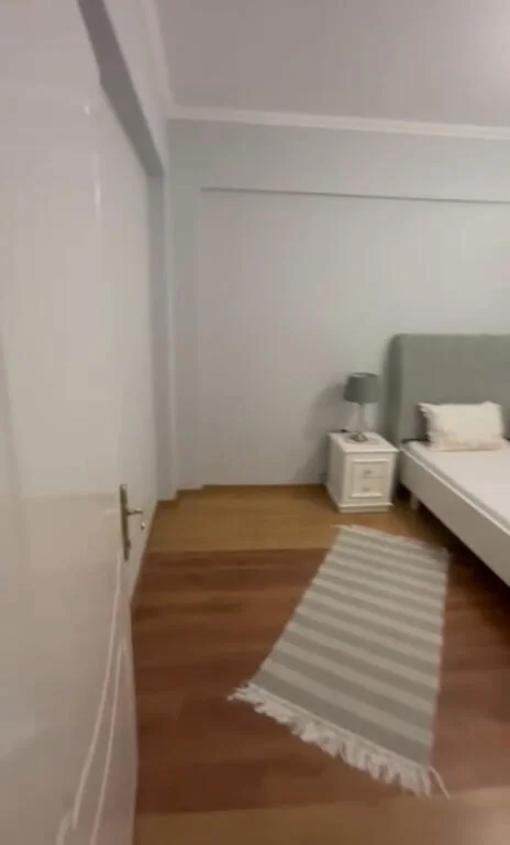 jepet me qera , 600 €