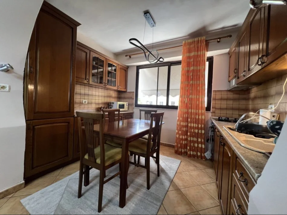 Tirane, jepet me qera apartament 2+1+Ballkon Kati 3, 95 m² 650 € (Myslym Shyri)