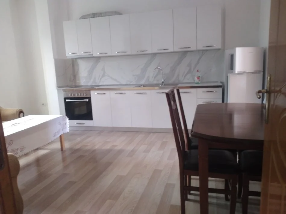 Tirane, jepet me qera apartament 2+1+Ballkon Kati 2, 100 m² 400 € 