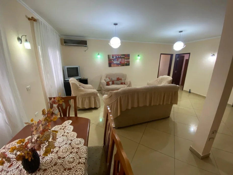 Tirane, jepet me qera apartament 3+1 , 700 € (ish blloku)