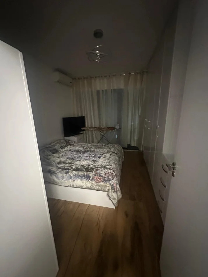 Tirane, jepet me qera apartament 1+1+Ballkon Kati 5, 78 m² 550 € (Rruga 5 Maji)