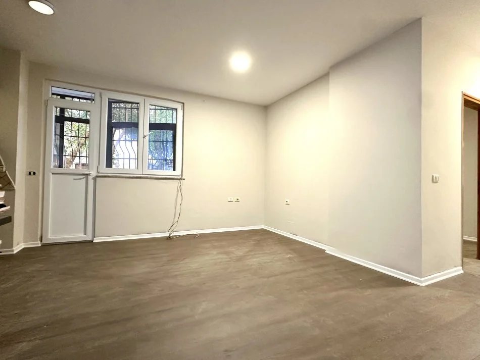 Tirane, jepet me qera apartament 2+1+Aneks+Ballkon Kati 1, 80 m² 450 € (Fusha e aviacionit)