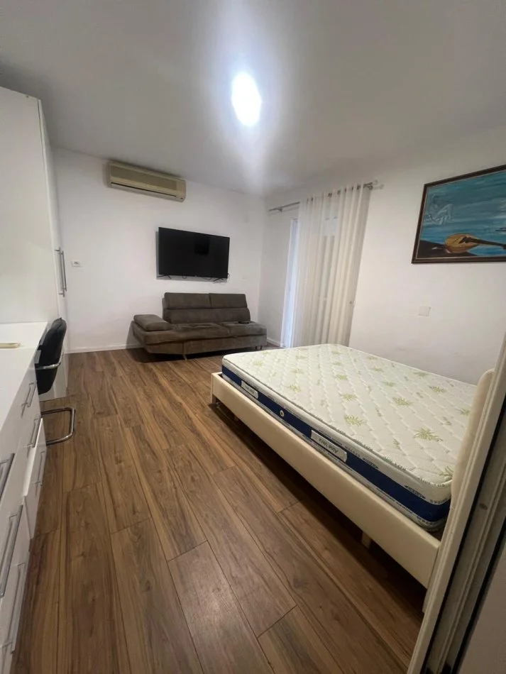 Tirane, jepet me qera apartament 1+1 Kati 1, 60 m² 400 € (Rruga Artan Lenja)
