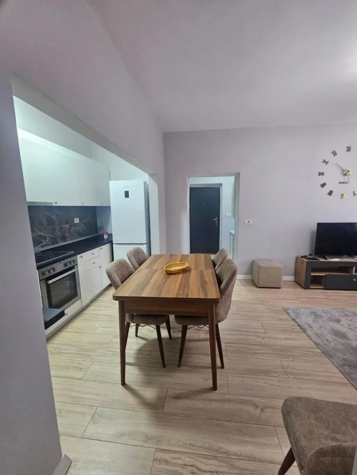 Tirane, jepet me qera 1+1 Kati 4, 500 € (21 Dhjetori)