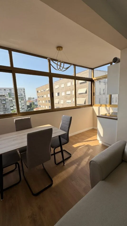 Tirane, jepet me qera apartament 2+1 Kati 5, 85 m² 650 € (Rr.Kongresi Lushnjes)