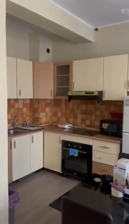 Tirane, jepet me qera apartament 1+1+Ballkon Kati 3, 80 m² 520 € (Bulevardi Zhan D'Ark)