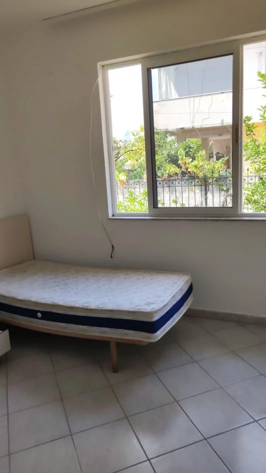 Tirane, jepet me qera Vile 1+1 Kati 1, 400 € 