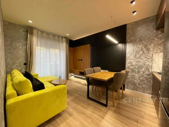 Tirane, jepet me qera apartament 2+1+BLK Kati 2, 900 Euro (Rruga e Kavajes)
