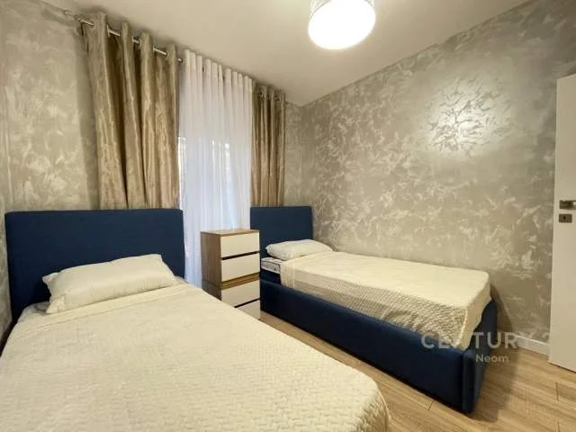 Tirane, jepet me qera apartament 2+1+BLK Kati 2, 900 Euro (Rruga e Kavajes)