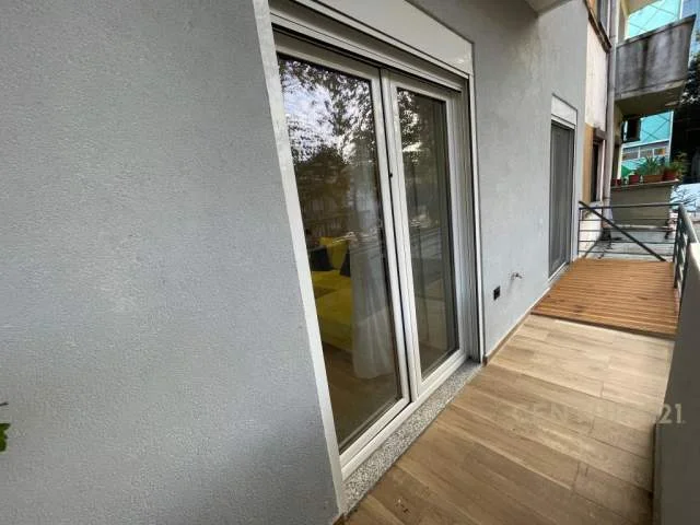 Tirane, jepet me qera apartament 2+1+BLK Kati 2, 900 Euro (Rruga e Kavajes)